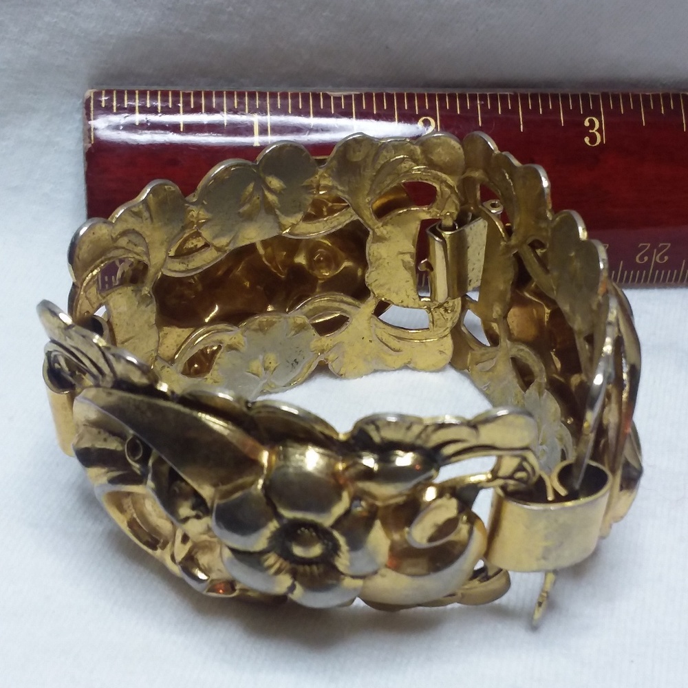 Gold toned flower bracelet
